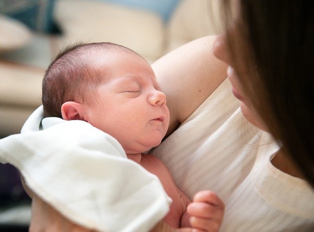 How does a newborn baby recognize his mother?